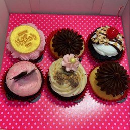 6 Gourmet Cupcakes 6 Gourmet Cupcakes