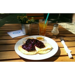 Schönes Café - Fluffy and delicious blueberry pancakes with homemade apple juice