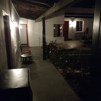 Apache Lodge Motel - Rose bushes everywhere... - Hotels Near Me - Prescott, Arizona