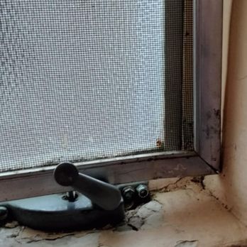 Lakeview Motel - Window - Hotels Near Me - Lake Isabella, California
