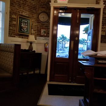 Murphy's Bar & Grill - The entrance - Irish Pub Near Me - Honolulu, Hawaii