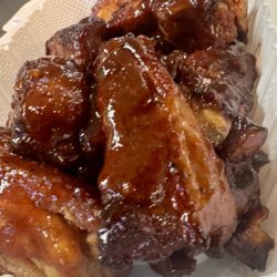 Piara Pizza - BBQ Wings 
Smoky, saucy and loaded with flavor.
Would you go BBQ or spicy?