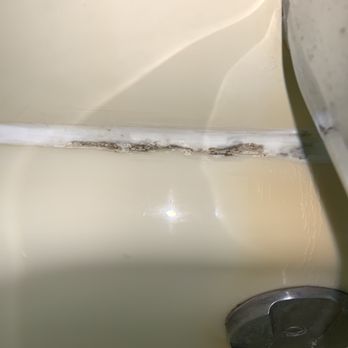 Rode Inn - Black part is the mold in the bathtub. There is obviously cracks as well that need to be fixed. - Hotels Near Me - Springerville, Arizona