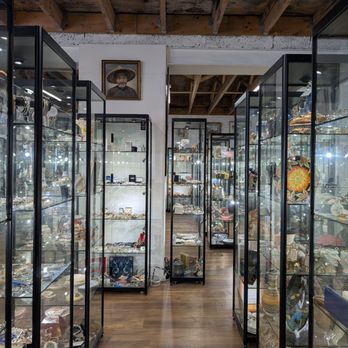 Finnieston Antiques Centre - Inside, very organized and clean in the main room - Antiques Near Me - Glasgow, GLG