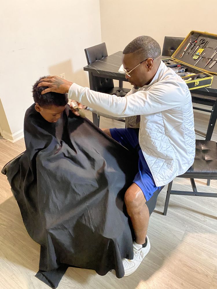 Deltahairlines  Mobile Barbershop Services Logo