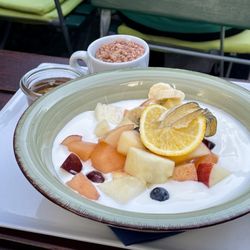 Café & Restaurant Vor Ort - Joghurt Frucht Müsli