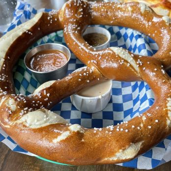 Beachcrest - Giant Pretzel with dips - Beer Bar Near Me - Gleneden Beach, Oregon