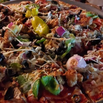 Poplar Pub - Deluxe 12" pizza - Pubs Near Me - Terre Haute, Indiana