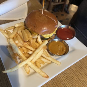Trophy Room - American Near Me - Mansfield, Connecticut
