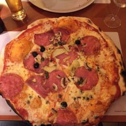 Restaurant Tell - Sehr grosse Pizza aus dem Holzofen. Dünner Teig schmackhaft belegt. Trotz lebhaftem Betrieb freundlicher Service.