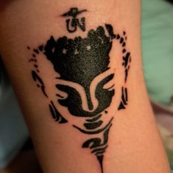 Gold Leaf Tattoo - Buddha Head done in a stencil style. Look how beautifully that black is saturated.