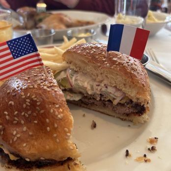 Le Diplomate - Burger Amrican - Brasseries Near Me - Washington, DC, District of Columbia