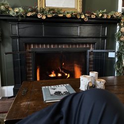 Dexter's Inn - Cozy Library Fireplace