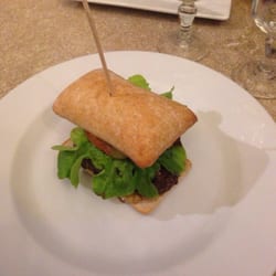 L'Elysée Pub - Hamburger pas mauvais mais faut avoir une grande bouche pour prendre des bouchées !