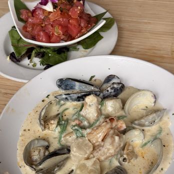 Grotto Fish Market - Ahi Tuna Poke and Seafood Pasta (BOTH ARE SO YUMMY) - Seafood Near Me - Monterey, California