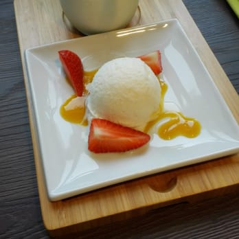 Zieglers - Zitronengras-Pannacotta mit Kokoseis - German Near Me - Wörlitz, ST Zieglers - Zitronengras-Pannacotta mit Kokoseis - German Near Me - Wörlitz, ST