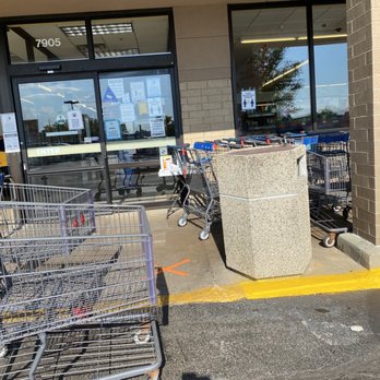 ALDI - Lots of uncleaned carts sitting around while employees inside complaint about their manager - Grocery Near Me - Morton Grove, Illinois