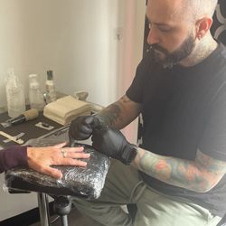 Keepsake Custom Tattoo & Body Piercing - Dan at work