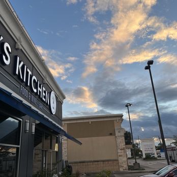 KP's Kitchen - KP's Kitchen evening sky view. - American Near Me - Houston, Texas KP's Kitchen - KP's Kitchen evening sky view. - American Near Me - Houston, Texas