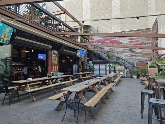 Mad Oak Bar ‘N’ Yard by null