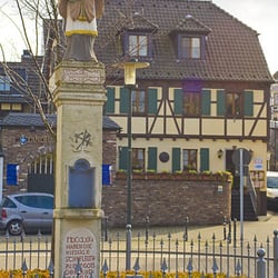 Landhaus Zündorf Herr Schäfer - Das Landhaus mit der Nepumuk-Statur im Vordergrund