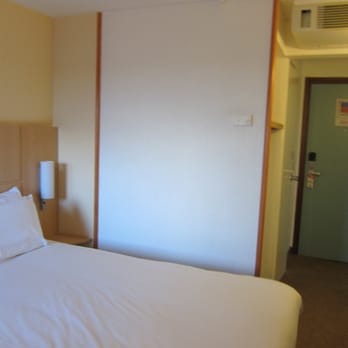 Hotel Ibis Heathrow - room - Hotels Near Me - Hayes, DOR