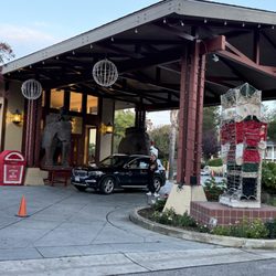 Dinah's Garden Hotel - Holiday decor