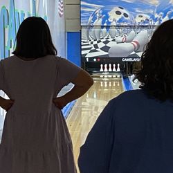 Camelanes Bowling Center - Bowling lane