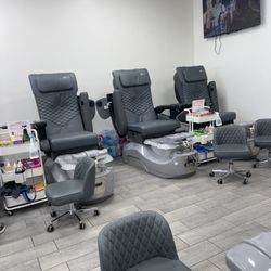 Best Nails Thomasville - Pedicure chairs