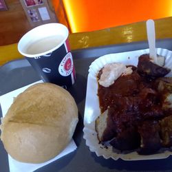 Ketchup35 - Curryboulette ohne Ketchup mit Bratensauce und ein Klecks Knoblauchmayo, dazu Brötchen und Kaffee