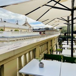 Singer Palace Hotel - Rooftop terrace breakfast area