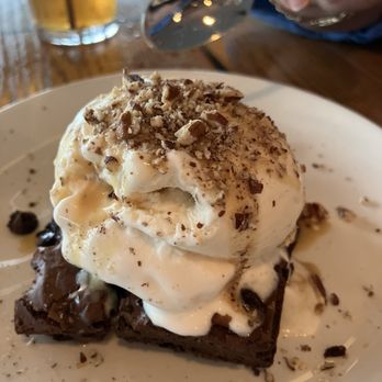 Ray's Boathouse - Brownie sundae - New American Near Me - Seattle, Washington