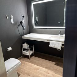 AC Hotel San Francisco Airport/Oyster Point Waterfront - Bathroom