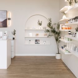 FACE FOUNDRIÉ - Phoenix - Skin care display and front desk