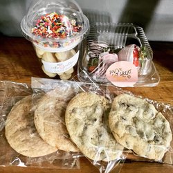 Cake Mitten Bake Shop - Cookie Dunkers, Chocolate covered strawberries, snickerdoodle cookies, and chocolate chip cookies!!