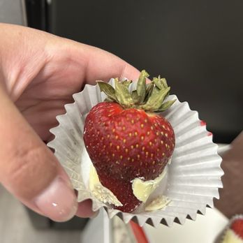 Edible Arrangements - The strawberries look nice covered in chocolate took a bite and they were soft and rotten. - Gift Shops Near Me - Pleasanton, California