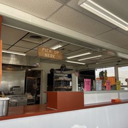 Heros Subs & Burgers - Food pick up area