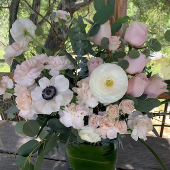 Bloomin'  Designs - Table arrangement close up. - Florists Near Me