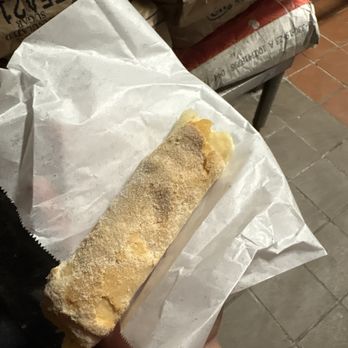 Yvette's Bakery - Está flautita rellena de vainilla, riquísima 10/10 - Bakeries Near Me - Riverside, California