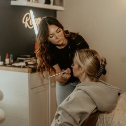 AM Esthetics - Professional Makeup for Photoshoot
