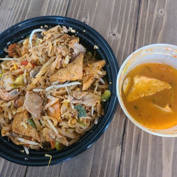 Udom Thai - Combo pad thi and tom yum with tofu - Thai Near Me - Centennial, Colorado Udom Thai - Combo pad thi and tom yum with tofu - Thai Near Me - Centennial, Colorado