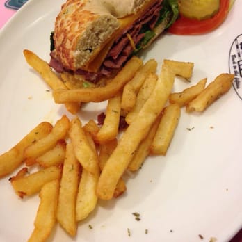 HD Diner - Bagel pastrami et cheddar, frites aux herbes - American Near Me - Paris, 75