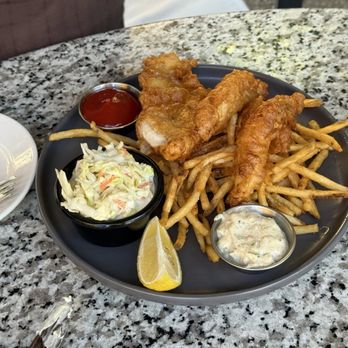 Dinah's Poolside Restaurant - Fish n Chips - American Near Me - Palo Alto, California