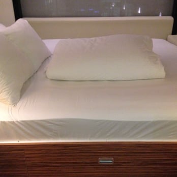 CitizenM Hotel - Extra-large king-size bed - Hotels Near Me - London, XGL
