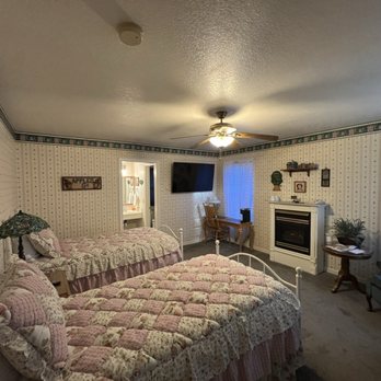 Apples Bed & Breakfast Inn - Double Bed Room - Hotels Near Me - Big Bear Lake, California Apples Bed & Breakfast Inn - Double Bed Room - Hotels Near Me - Big Bear Lake, California