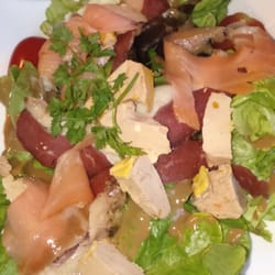 Au Coin de la Reine - Salade du chef (fois gras, saumon et magret)