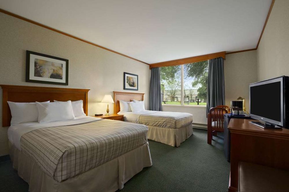 TRAVELODGE BY WYNDHAM MONTREAL AIRPORT Updated September 2024 10 Photos 7300 Chemin de la