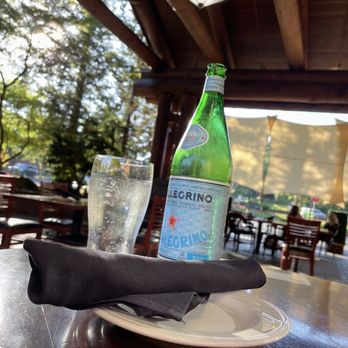 Hudson's Bar And Grill - Outside seating on a luscious summer evening in July 2023 (7.17.23) - New American Near Me - Vancouver, Washington Hudson's Bar And Grill - Outside seating on a luscious summer evening in July 2023 (7.17.23) - New American Near Me - Vancouver, Washington
