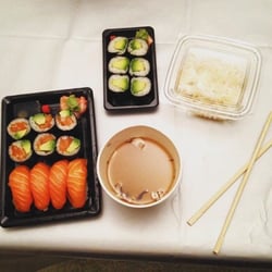 Yoshi - Menu midi + makis avocat miaaaam !