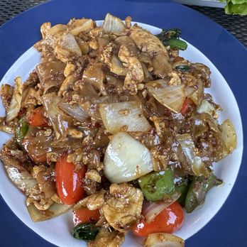 NOM NOM Restaurant & Grill - Drunken Noodles - Vietnamese Near Me - Vancouver, Washington